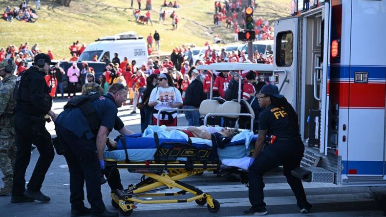 Un muerto y varios heridos graves por un tiroteo en el festejo de Kansas por el Super Bowl