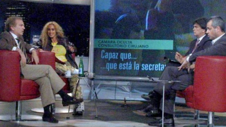Beatriz Salomón junto a su marido Alberto Ferriols, el día que en el programa Intrusos pusieron la cámara oculta en la que aparece el doctor teniendo relaciones sexuales con una travesti.