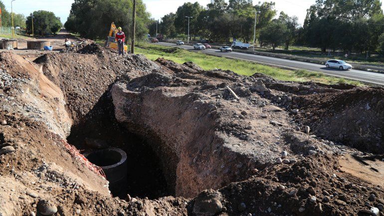 Una empresa trabaja en el recambio de una cañería de 500 milímetros.