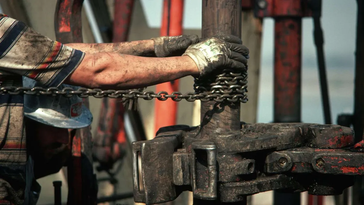 La industria petrolera es una de las actividades más dinámicas del país. La industria petrolera es una de las actividades más dinámicas del país.