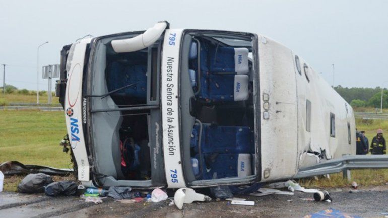 Estado en el que quedó el micro luego del accidente.