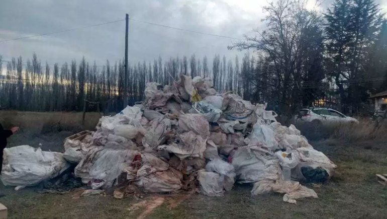 Denuncian que arrojaron residuos petroleros en un baldío