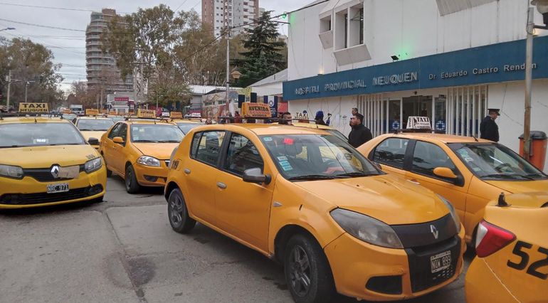 Una bala en la nuca: el motivo del corte de los taxistas en el centro de Neuquén
