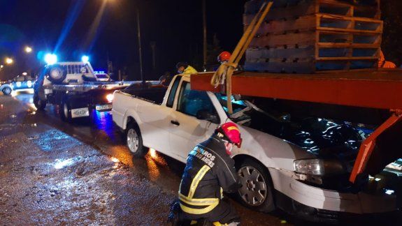 Conductor borracho se tragó un camión y se salvó de milagro