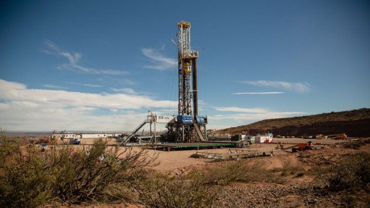 Una torre perforadora en el área Loma Campana, un área emblema del shale oil que opera YPF en Vaca Muerta.