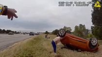 La policía rescata a un bebé que, tras un accidente vehicular, quedó abajo de una auto. Ocurrió en Texas y el hecho quedó grabado en un video que conmueve. La policía rescata a un bebé que, tras un accidente vehicular, quedó abajo de una auto. Ocurrió en Texas y el hecho quedó grabado en un video que conmueve.