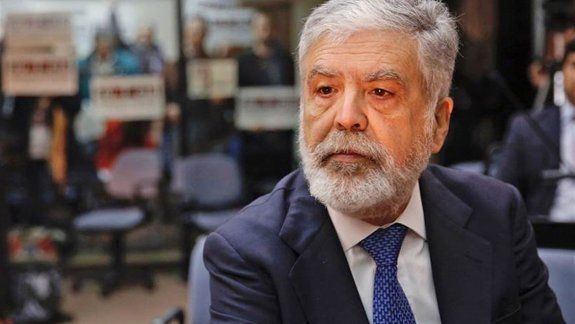 Lo acusa de administración fraudulenta, pero no por el choque en sí mismo.