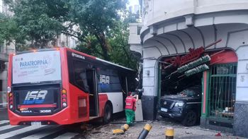 El violento choque entre el coletivo y un patrullero dejó como saldo daños materiales a la pizzería contra la que impactaron y 8 personas heridas. El violento choque entre el coletivo y un patrullero dejó como saldo daños materiales a la pizzería contra la que impactaron y 8 personas heridas.