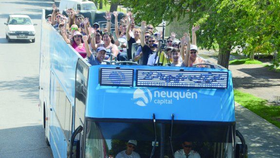 El bus turístico traslada a los interesados de forma gratuita por la ciudad.