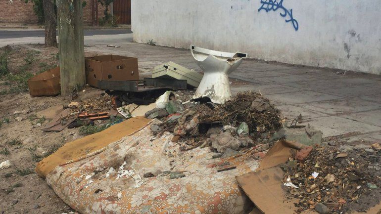 ¡Cuidemos a Neuquén!, pidió Pechi por la cantidad de basura en las calles