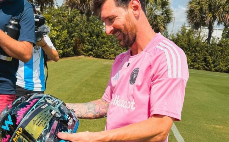 Colapinto le regaló su casco a Lionel Messi con una frase emocionante
