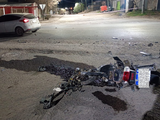 Tras el choque fatal en Casimiro Gómez, la moto quedó completamente despedazada.