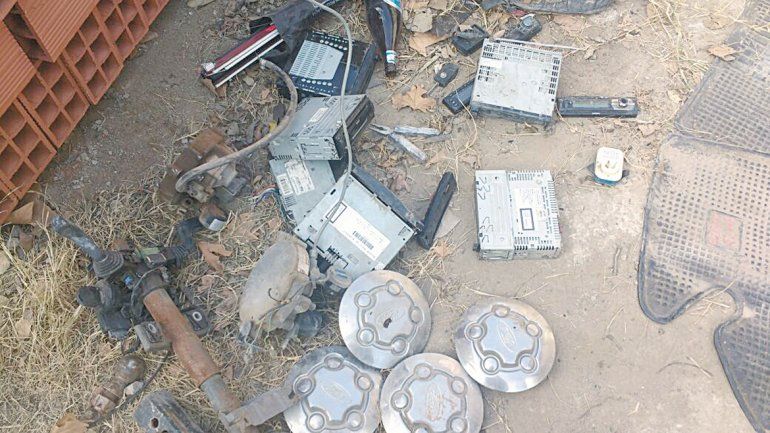 El VW Fox recuperado en Valentina Sur y los estéreos secuestrados.