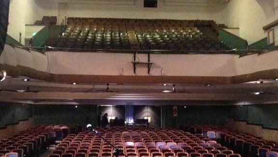 Una mujer tiró  a una nena desde el balcón de un teatro