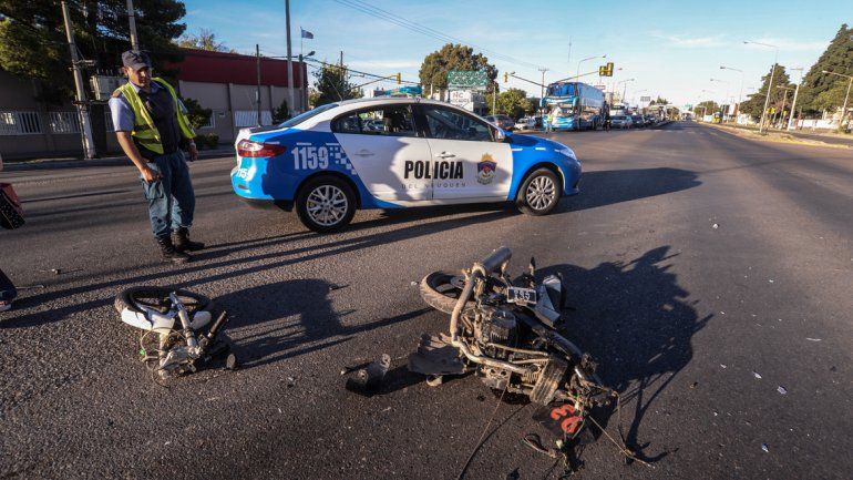 Un motociclista quedó internado tras cruzar el semáforo en rojo y chocar con un auto