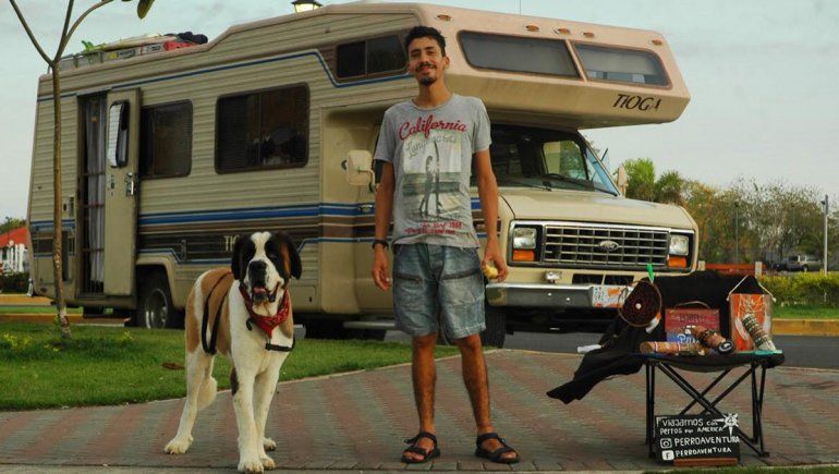 Recorre el mundo sobre ruedas junto a su pareja y tres perros