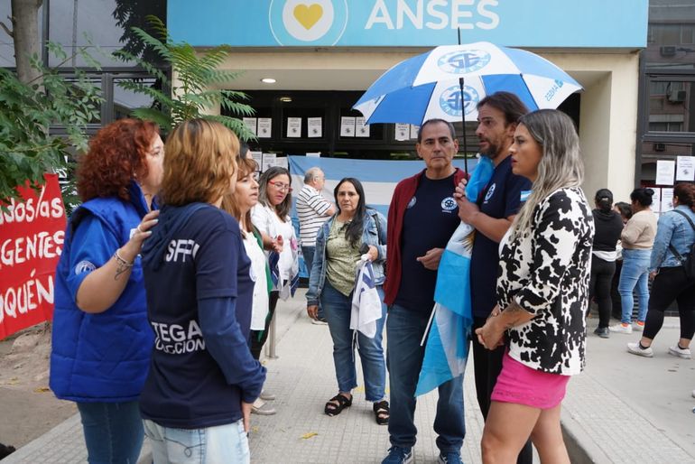 Carlos Quintriqueo de ATE estuvo en una asamblea por el cierre de la Udai del oeste de Anses en Neuquén. Carlos Quintriqueo de ATE estuvo en una asamblea por el cierre de la Udai del oeste de Anses en Neuquén.