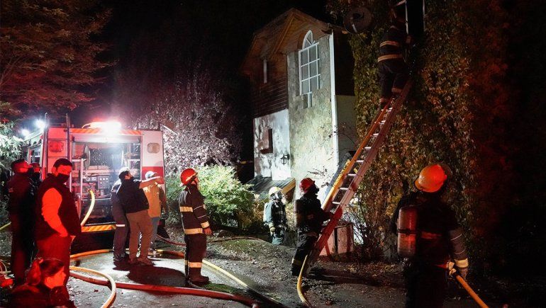 Se incendió una vivienda de tres plantas en San Martín de los Andes