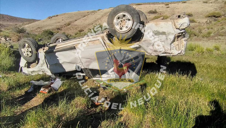 Conmoción por una tragedia vial en la ruta 57 a 7 kilómetros de Guañacos cuando cuatro habitantes de El Cholar cayeron por un precipicio. Dos de ellos fallecieron.