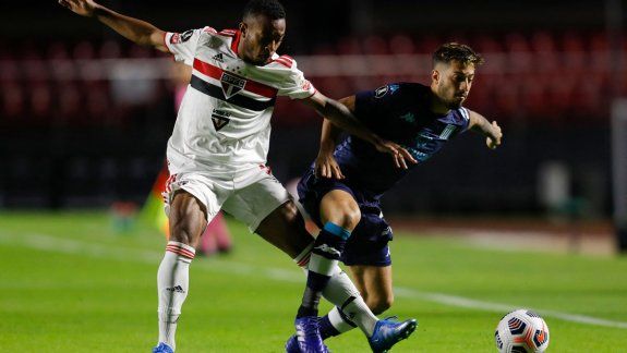¡De cabeza a octavos! Racing ganó 1 a 0 y avanzó en la Libertadores