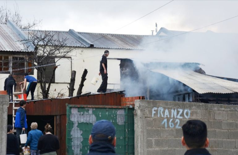 La familia perdió todo por el fuego, que se propagó parcialmente a una casa lindera. La familia perdió todo por el fuego, que se propagó parcialmente a una casa lindera.