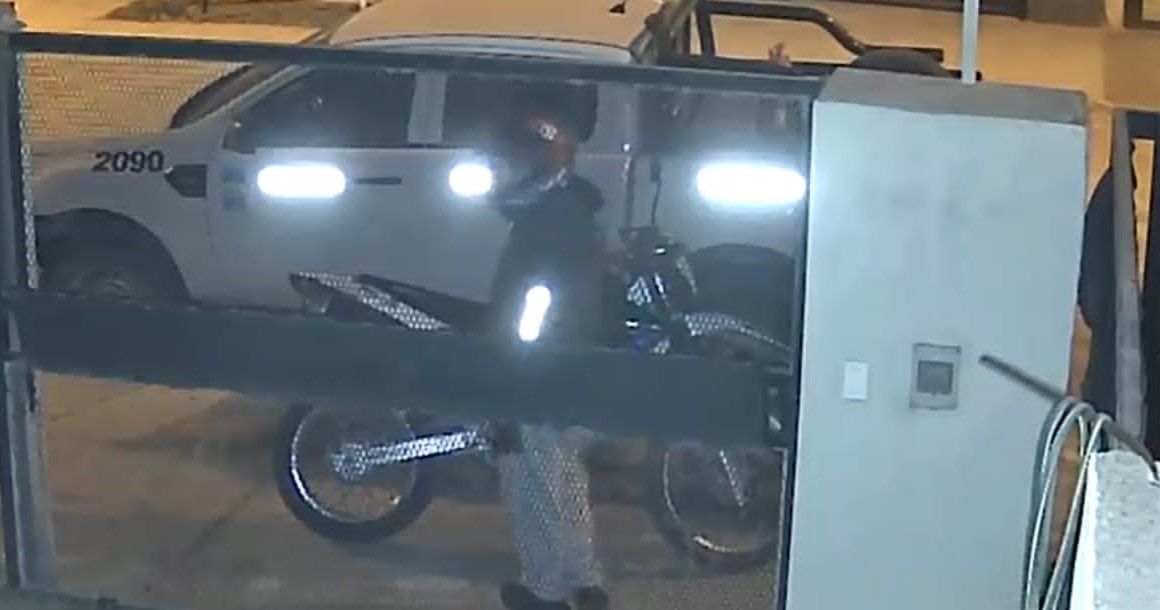 Uno de los cuatro ladrones que llegaron a la casa de Gonzalo y le robaron su moto Honda. La imagen fue tomada por una cámara de seguridad.&nbsp;