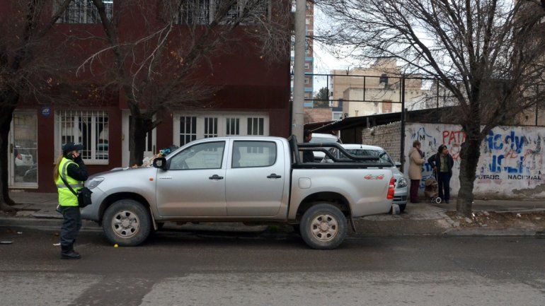 Dejó la camioneta mal estacionada y le tiraron varios regalitos