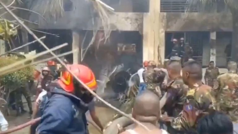 Qué se sabe del avión militar que se estrelló contra una escuela de Bangladesh y mató a más de 30 personas