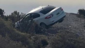 El Renault Fluence terminó con una rueda en el aire en una zona de difícil acceso en Puerto Madryn. El Renault Fluence terminó con una rueda en el aire en una zona de difícil acceso en Puerto Madryn.