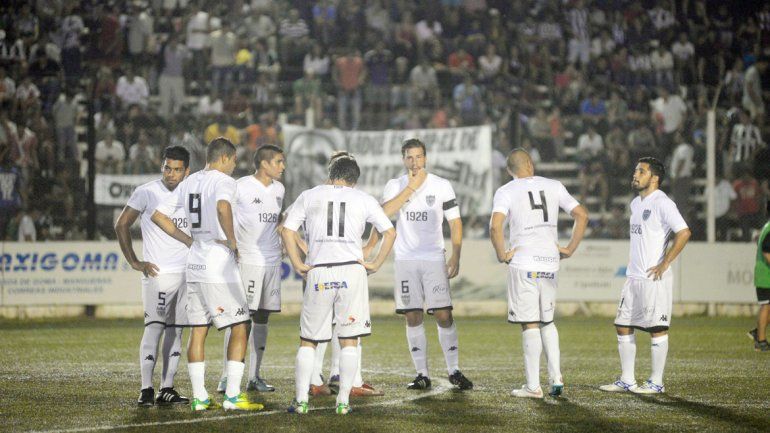 El Albinegro recibió un duro e inesperado golpe ante Sansinena.