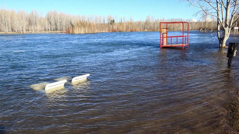 La crecida del verano complicó la actividad en los balnearios neuquinos. La crecida del verano complicó la actividad en los balnearios neuquinos.