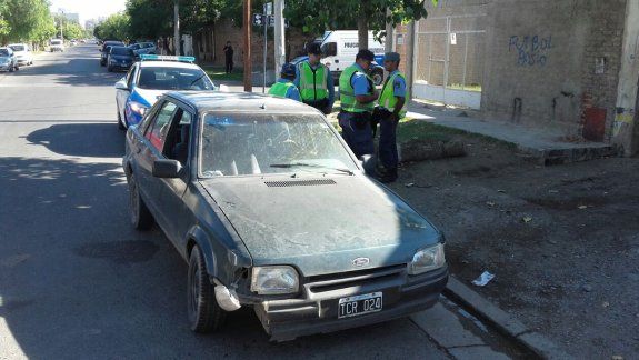 Los atraparon cuando robaban una batería de un auto en el Bajo
