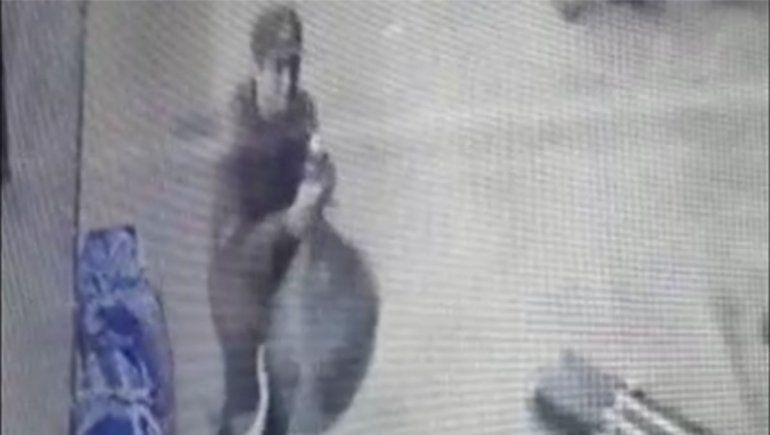 Le robó mercadería a un vendedor ambulante y quedó escrachado por las cámaras