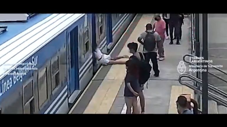 Milagro: una mujer cayó debajo del tren y sobrevivió