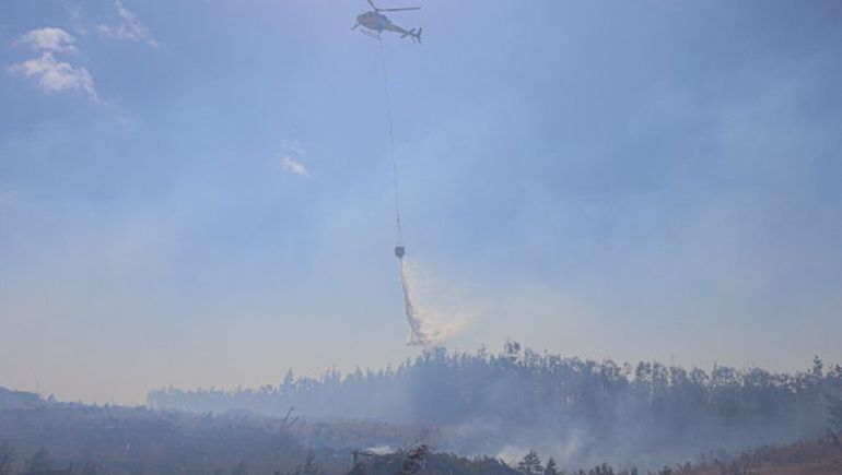 Lucha contra los incendios en la Patagonia argentina y chilena: enviaron la ayuda de un helicóptero a Neuquén