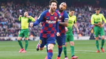 El festejo de Lio junto al chileno Vidal y la resignación del Eibar. El festejo de Lio junto al chileno Vidal y la resignación del Eibar.