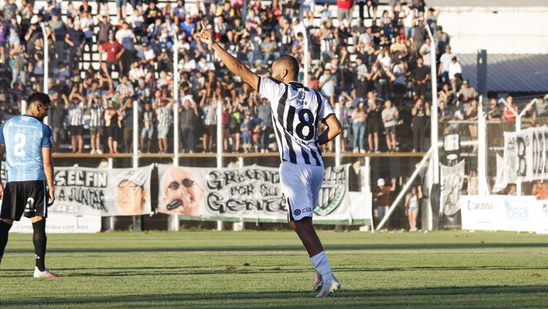 Taborda entra y mete goles valiosos. (Foto Anahí Cardena)