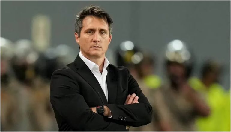 El conflicto entre Guillermo Barros Schelotto y la Asociación Paraguaya de Fútbol se agrava. El conflicto entre Guillermo Barros Schelotto y la Asociación Paraguaya de Fútbol se agrava.