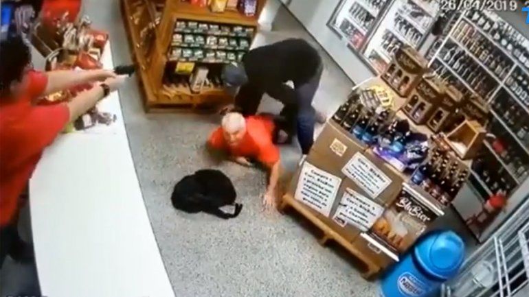 Video: Comerciante mató de un tiro a un ladrón que había entrado a robar a su negocio