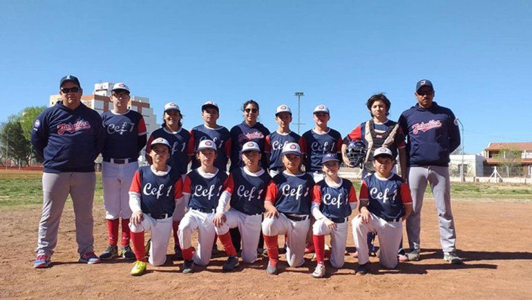 El softbol del CEF 1 azul se metió en el podio de la Copa