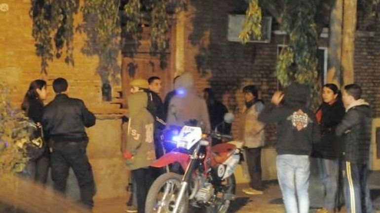 Vecinos de la docente santiagueña frente a su domicilio.