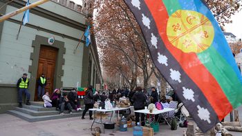El reclamo de mapuches en Casa de Gobierno en Neuquén / Foto El reclamo de mapuches en Casa de Gobierno en Neuquén / Foto