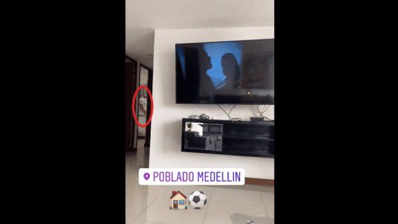 Polémica imagen revela que un crack de Boca colgó una casaca de River en su casa