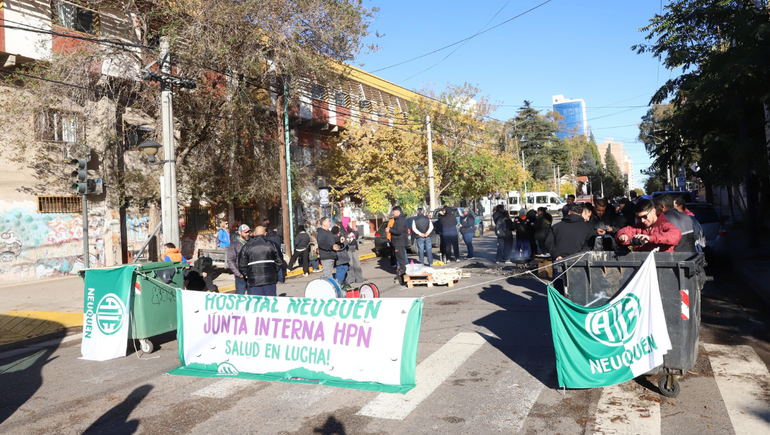 Personal de maestranza nucleado en ATE lleva a cabo un corte en los alrededores del Hospital Castro Rendón de Neuquén.