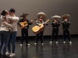 Acompañado por cuatro mariachis, el joven entró de sorpresa a una sala de cine repleta para pedirle matrimonio a su mujer.