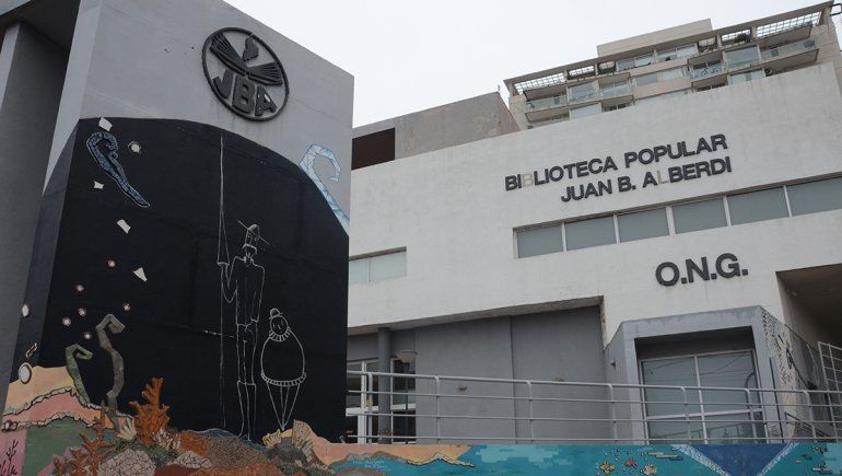 Con casi 100 años y más de 75 mil volúmenes, la biblioteca Alberdi pide auxilio