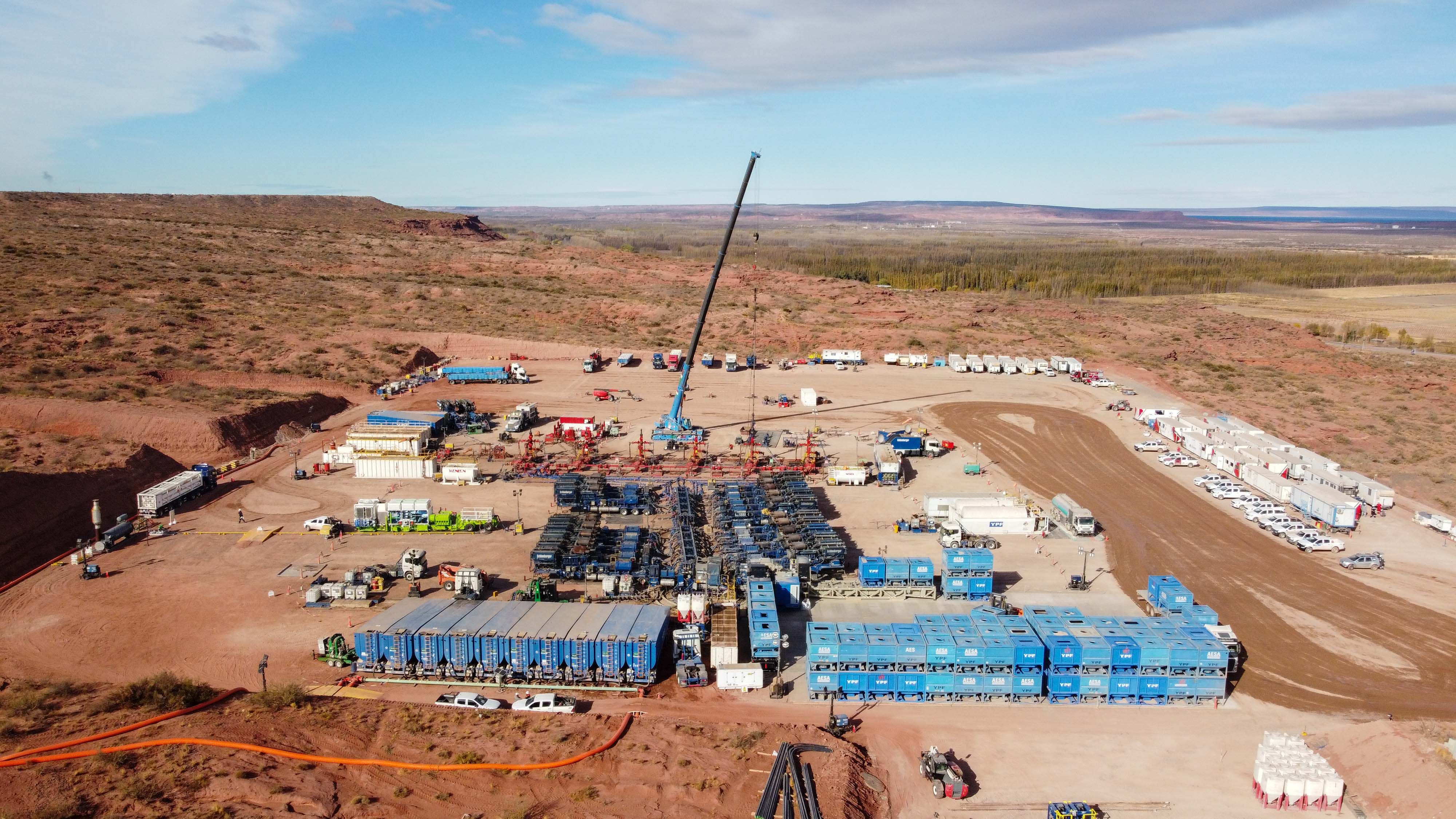 Neuqu&eacute;n marca un r&eacute;cord hist&oacute;rico: 587.000 barriles por d&iacute;a y consolida su hegemon&iacute;a petrolera