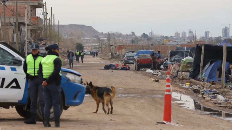 La Policía custodia parte del ingreso al predio de la calle Genco y Fogwill.