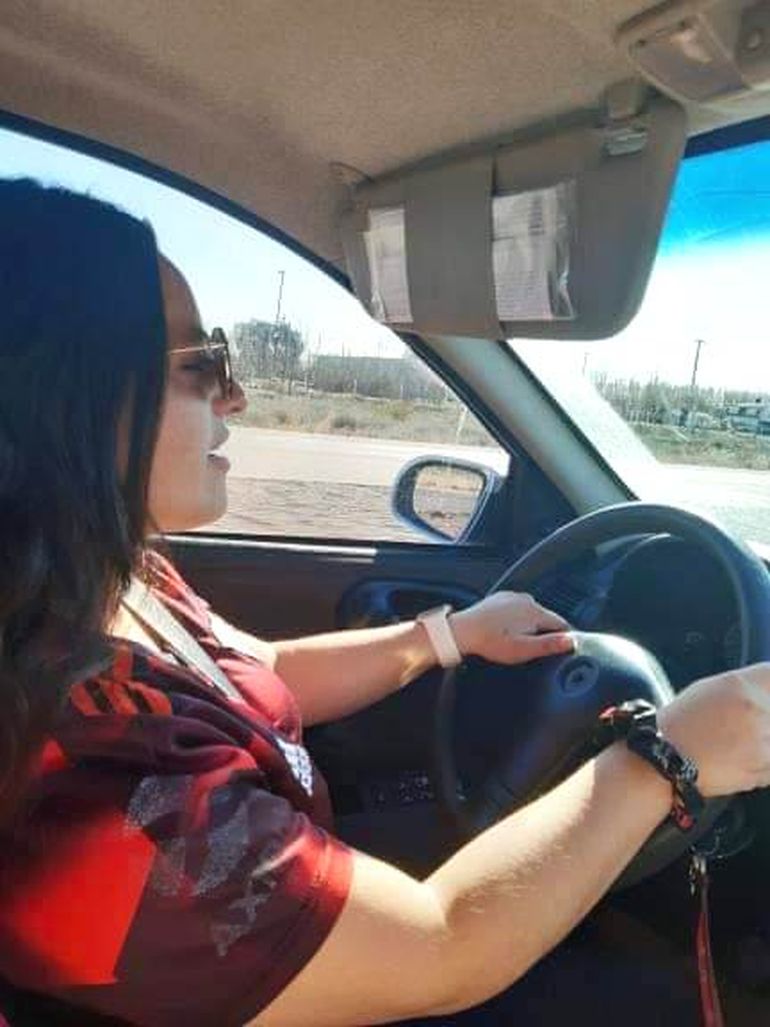 “Siempre iba a las zonas altas donde estaba nevando, me metía a los puestos de los crianceros y le ponía las cadenas al taxi para cumplir mi labor. Esas experiencias fueron muy lindas y enriquecedoras. Yo creo que ahí me di cuenta que podía, que era “todo terreno” y que me gustaba manejar mucho y que estaba para más”, expresó Ayelen Méndez. “Siempre iba a las zonas altas donde estaba nevando, me metía a los puestos de los crianceros y le ponía las cadenas al taxi para cumplir mi labor. Esas experiencias fueron muy lindas y enriquecedoras. Yo creo que ahí me di cuenta que podía, que era “todo terreno” y que me gustaba manejar mucho y que estaba para más”, expresó Ayelen Méndez.