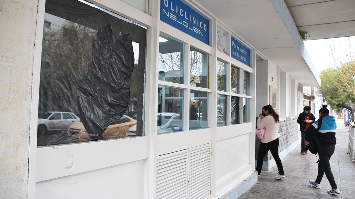 Se les murió un familiar y destrozaron la guardia de una clínica céntrica